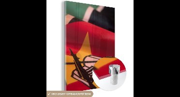 MuchoWow® Glasschilderij 30x40 cm - Schilderij acrylglas - Ingezoomd shot van de vlag van Mozambique - Foto op glas - Schilderijen