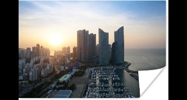 Zonsopkomst achter de hoge gebouwen in Busan Poster 30x20 cm - klein - Foto print op Poster (wanddecoratie woonkamer / slaapkamer) / Aziatische steden Poster