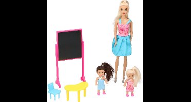 Eddy Toys Set Poppen - Thema School - 1 Grote Pop, 2 kleine Poppen - met Schoolbord, Tafel en Stoeltje - 29 CM
