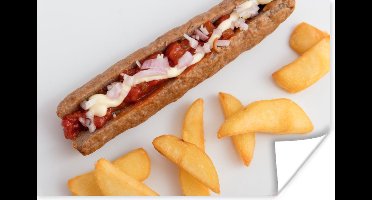 Foto van een verrukkelijke frikandel speciaal geserveerd met kleine patatjes Deze frikandel is gevuld met curry en uitjes 30x20 cm - klein - Foto print op Poster (wanddecoratie woonkamer / slaapkamer)