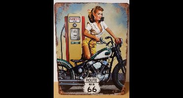 Route 66 motor benzinepomp vrouw wit shirt Reclamebord van metaal 33 x 25 cm METALEN-WANDBORD - MUURPLAAT - VINTAGE - RETRO - HORECA- BORD-WANDDECORATIE -TEKSTBORD - DECORATIEBORD - RECLAMEPLAAT - WANDPLAAT - NOSTALGIE -CAFE- BAR -MANCAVE- KROEG