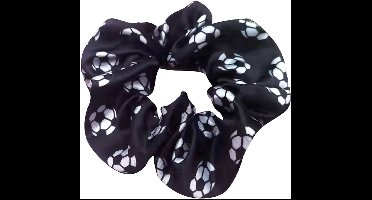 Voetbal scrunchie zwart met wit - voetbal - scrunchie - haaraccessoires - haarelastiek