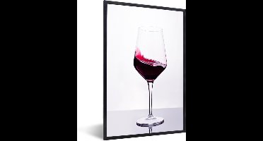 Fotolijst incl. Poster - Studio shot van een glas Rode wijn - 20x30 cm - Posterlijst