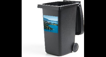 Container sticker Het knalblauwe meer van Nahuel Huapi in Argentinië omringd door het groene landschap - 40x40 cm - Kliko sticker