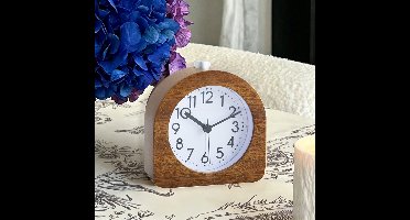 Houten wekker met nachtlampje - Analoge alarmklok - Tikloos en batterijgevoerd - Retro design voor nachtkastje - Perfect voor slaapkamer, kinderkamer en kantoor - bruin