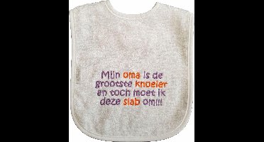 Witte slab met "Mijn oma is de grootste knoeier en toch moet ik deze slab om!!!"