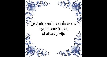 Tegeltje met Spreuk (Tegeltjeswijsheid): De grote kracht van de vrouw ligt in haar te laat of afwezig zijn + Kado verpakking & Plakhanger