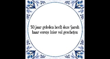 Tegeltje met Spreuk (50 jaar Sarah cadeau): 50 jaar geleden heeft deze Sarah haar eerste luier vol gescheten + Cadeau verpakking & Plakhanger