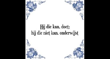 Tegeltje met Spreuk (Tegeltjeswijsheid): Hij die kan, doet; hij die niet kan, onderwijst + Kado verpakking & Plakhanger