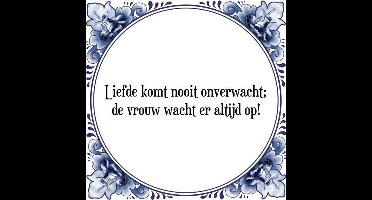 Tegeltje met Spreuk (Tegeltjeswijsheid): Liefde komt nooit onverwacht; de vrouw wacht er altijd op! + Kado verpakking & Plakhanger