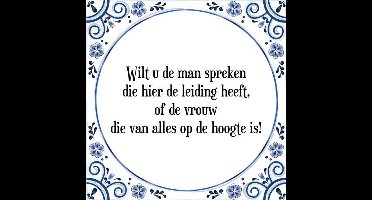 Tegeltje met Spreuk (Tegeltjeswijsheid): Wilt u de man spreken die hier de leiding heeft, of de vrouw die van alles op de hoogte is! + Kado verpakking & Plakhanger