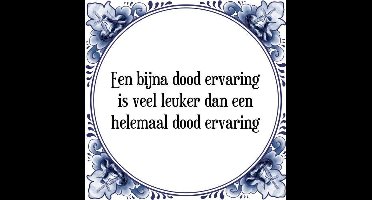 Tegeltje met Spreuk (Tegeltjeswijsheid): Een bijna dood ervaring is veel leuker dan een helemaal dood ervaring + Kado verpakking & Plakhanger