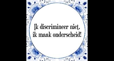 Tegeltje met Spreuk (Tegeltjeswijsheid): Ik discrimineer niet, ik maak onderscheid! + Kado verpakking & Plakhanger