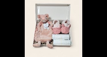 Luxe kraamcadeau meisje – met luiers, Apollo slofjes en Eekhoorn Tuttle van Happy Horse