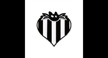 Metalen Pin – Zwart-Wit Hart met Vleermuis | Gothic, Cute & Perfectly Spooky