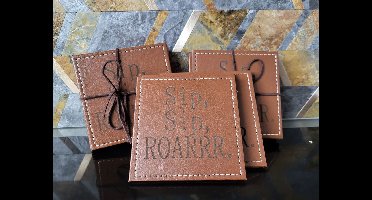 Eviva Home Deco Luxe Onderzetters Set van 4 - Bruin Leerlook - Graveertekst "Sip, Sip, ROARRR."