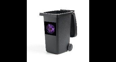 Container sticker Planten op een zwarte achtergrond - Een purper bloem die is afgebeeld is tegen zwarte achtergrond Klikosticker - 40x40 cm - kliko sticker - weerbestendige containersticker