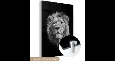 MuchoWow® Glasschilderij 60x80 cm - Schilderij acrylglas - Een leeuw weergegeven in zwart-wit op een zwarte achtergrond - Foto op glas - Schilderijen