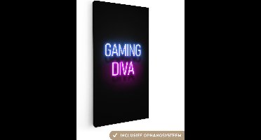 Canvas schilderij 40x80 cm - Wanddecoratie Gaming - Quotes - Neon - Gaming diva - Vrouwen - Muurdecoratie game room - Gaming kamer decoratie - Gameroom accessoires - Schilderijen - Game room decoratie