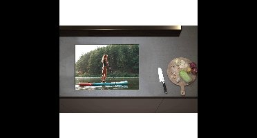 Inductieplaat Beschermer - Blonde Vrouw op Supbord op Water langs Rij Bomen - 70x50 cm - 2 mm Dik - Inductie Beschermer - Bescherming Inductiekookplaat - Kookplaat Beschermer van Zwart Vinyl