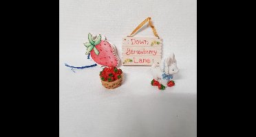 Down Strawberry Lane 900931 Cherished Teddies