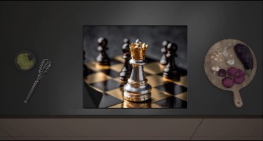 Inductie Beschermer - Foto van Goud met Zilver Schaakstuk op Zwart met Goud Schaakbord - 60x52 cm - 2 mm Dik - Inductieplaat Beschermer met zwarte kern