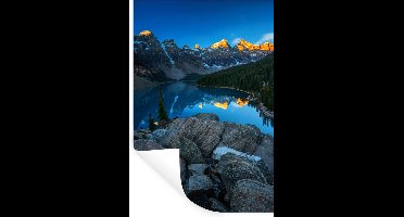 Muurstickers - Sticker Folie - Zonsopgang met een weerspiegeling van de bergen bij het Moraine Lake in Canada - 20x30 cm - Plakfolie - Muurstickers Kinderkamer - Zelfklevend Behang - Zelfklevend behangpapier - Stickerfolie