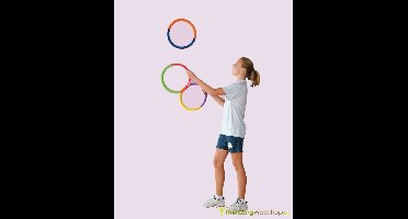 Jongleren met 3 grote schuimringen