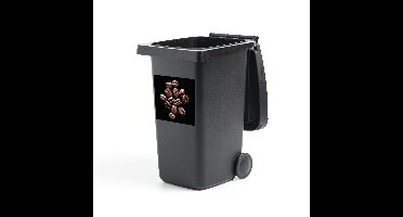 Container sticker Koffieboon - Gebrande koffiebonen in een studio licht tegen zwarte achtergrond - 40x40 cm - kliko sticker - weerbestendige containersticker