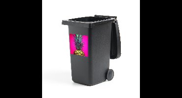 Container sticker Ananas - Close up van ananas tegen roze achtergrond - 40x40 cm - kliko sticker - weerbestendige containersticker