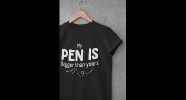 Shirt - My pen is bigger then yours - Wurban Wear | Grappig shirt | Leuk cadeau | Unisex tshirt | Meme shirt | Vaderdag | Dirty shirt | Zwart