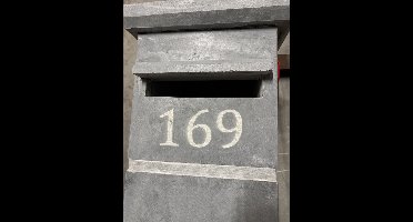 Basic graveren van huisnummer in natuursteen brievenbus