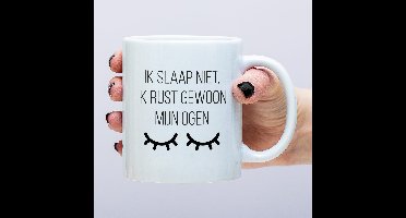 Mok Ik Slaap Niet, Ik Rust Gewoon Mijn Ogen