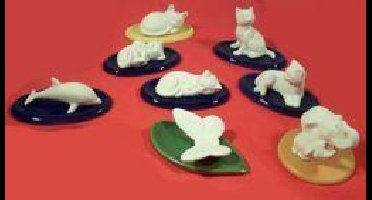 Volatile Poes zittend met onderlegger