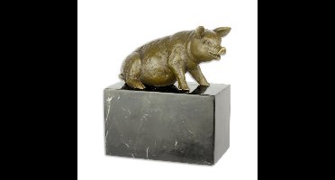 EEN BRONZEN BEELD VAN EEN ZITTEND VARKEN