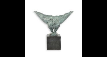 EEN BRONZEN BEELD VAN EEN DANSER MET GROENE AFWERKING