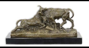 EEN BRONZEN GROEP VAN EEN PAAR VECHTENDE STIEREN