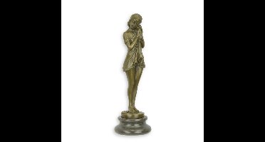 EEN BRONZEN BEELD HUILEND MEISJE