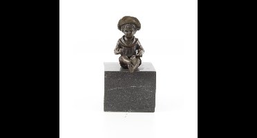 EEN BRONZEN ZITTENDE JONGEN OP EEN GROTE MARMEREN SOKKEL