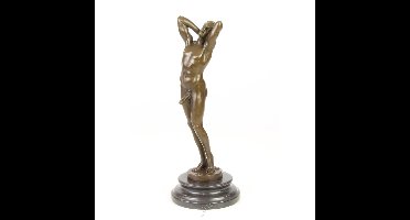 A BRONZE SCULPTURE OF A MALE NUDE