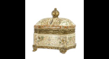 EEN OP MESSING GEMONTEERDE PORSELEINEN DOOS EN DEKSEL