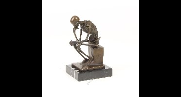 EEN BRONZEN BEELD VAN DE SKELET DENKER