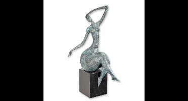 A MODERNIST BRONZE SCULPTURE OF A FEMALE NUDE