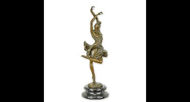A BRONZE SCULPTURE OF A BALLERINA