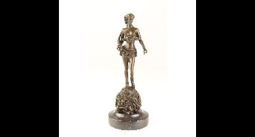 A BRONZE SCULPTURE OF AN AMAZON