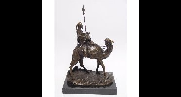 EEN BRONZEN BEELD VAN EEN DROMEDARIS EN RUITER