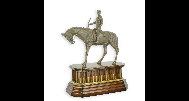 BRONZEN BEELD VAN EEN JOCKEY TE PAARD OP HOUTEN SOKKEL