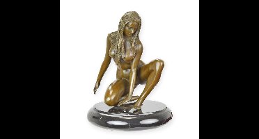 A BRONZE SCULPTURE OF A FEMALE NUDE