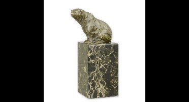 A BRONZE SCUPTURE OF A SITTING BEAR