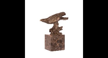 A BRONZE SCULPTURE OF AN EAGLE